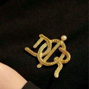 Luxury Designer Brooch, Chic Faux, Pearl Gold Tone Lapel Pin New